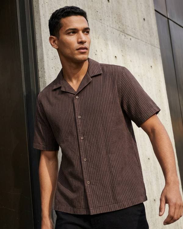 Camisa masculina listrada marrom no estilo Editorial Campanha Casual Urbano, segunda variação